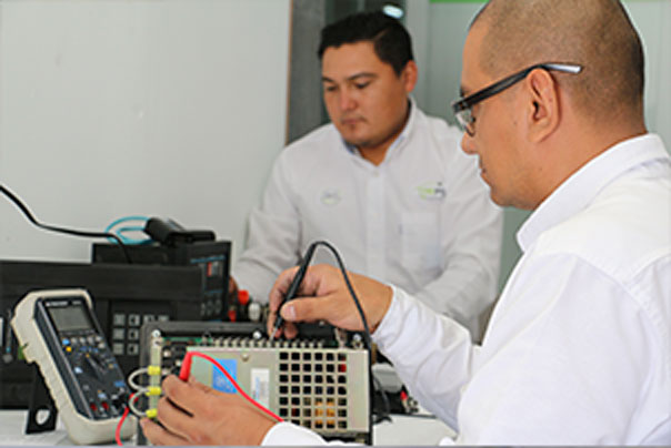 Personal realizando pruebas eléctricas