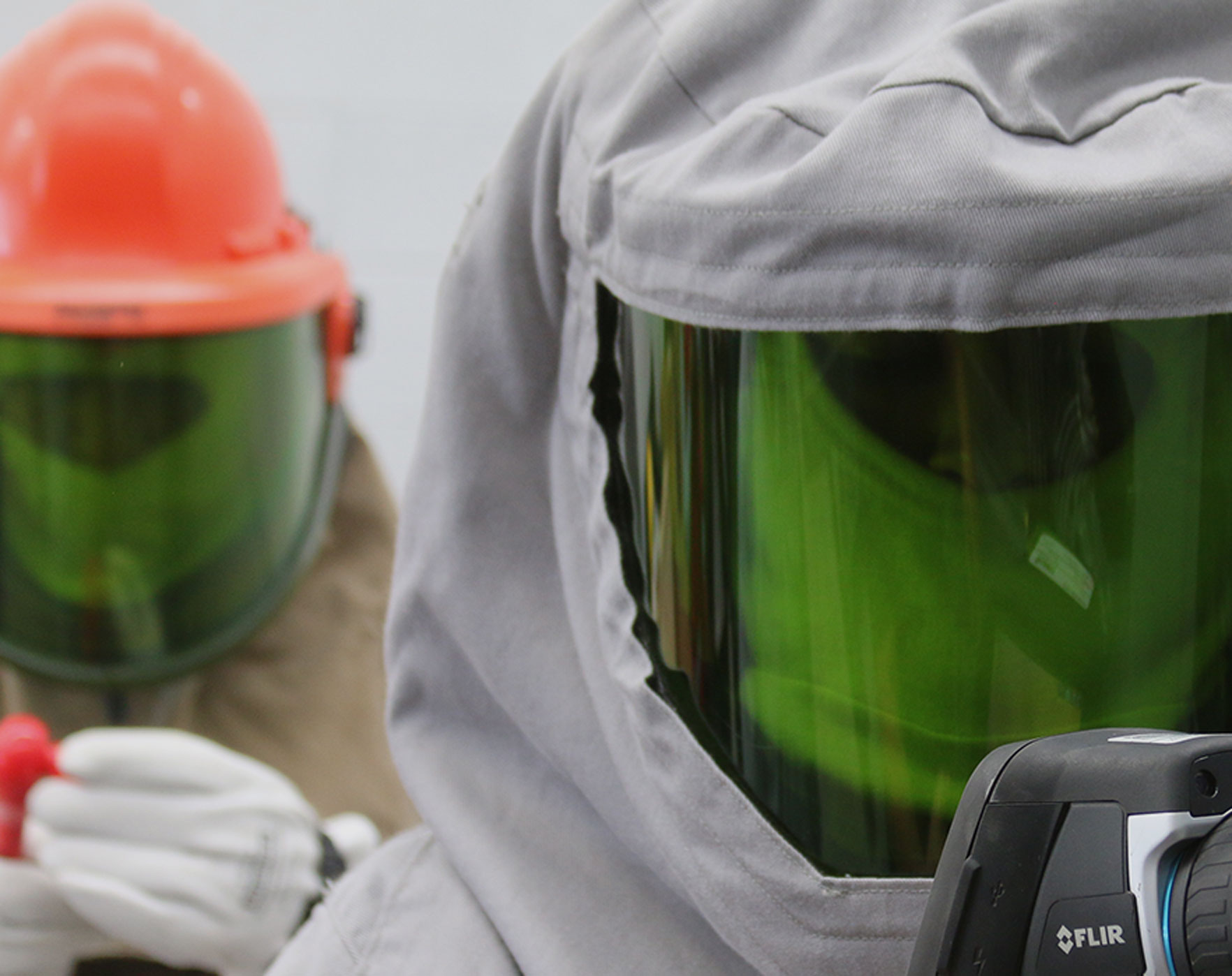Personal con trajes de arc flash de frente