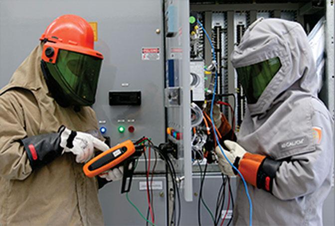 Hombres con arcflash trabajando